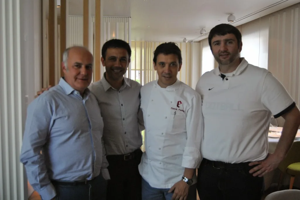 Francis Paniego con el equipo de Juncal Alimentación en El Portal de Echaurren