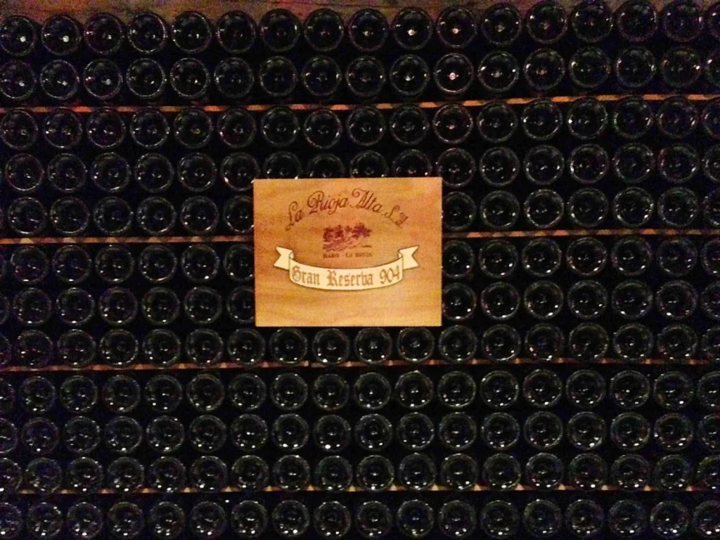 Botella de Gran Reserva 904 de La Rioja Alta durante la visita a la bodega