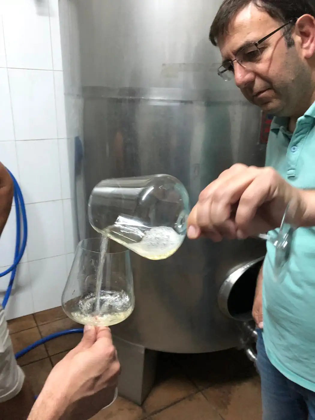 eulogio pomares_visitando la bodega